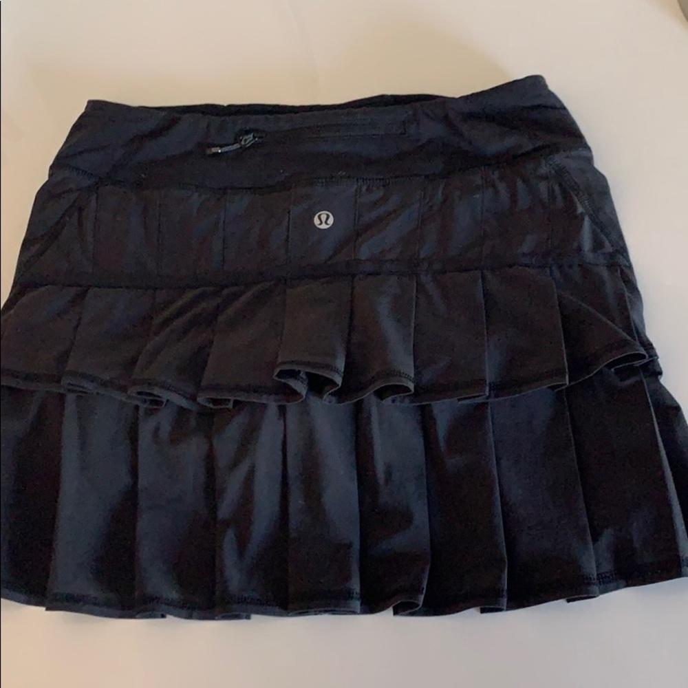 LULULEMON black skirt (built in shorts)